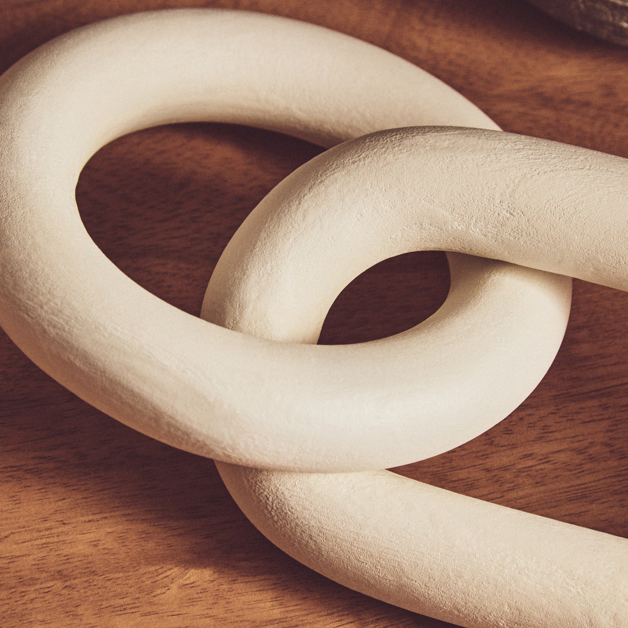 Cato White Wood Two Link Chain Decor