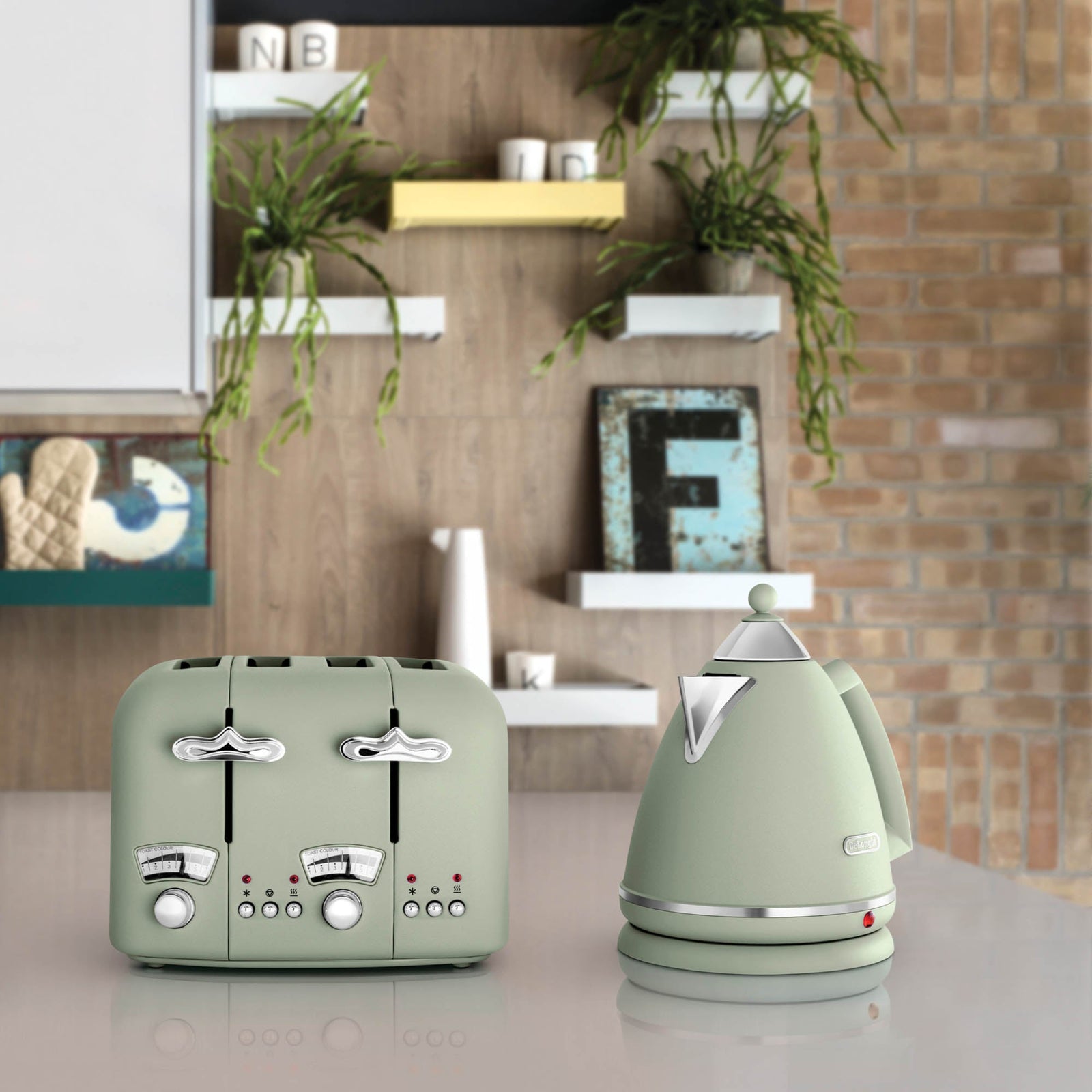 SALE DeLonghi Argento Kettle Green 1.7L Sterling Home 1