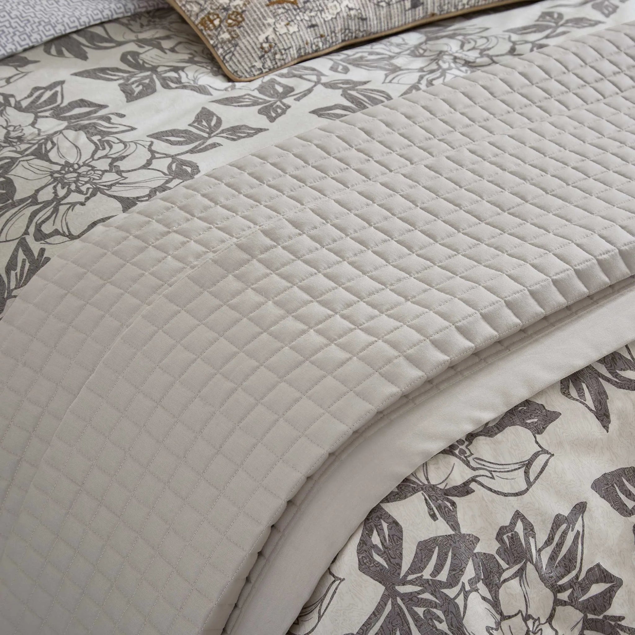 Bedeck Of Belfast Alba Maira Quilted Throw - Alba/Maira Quilted Throw 250X230CM Sterling Home 2