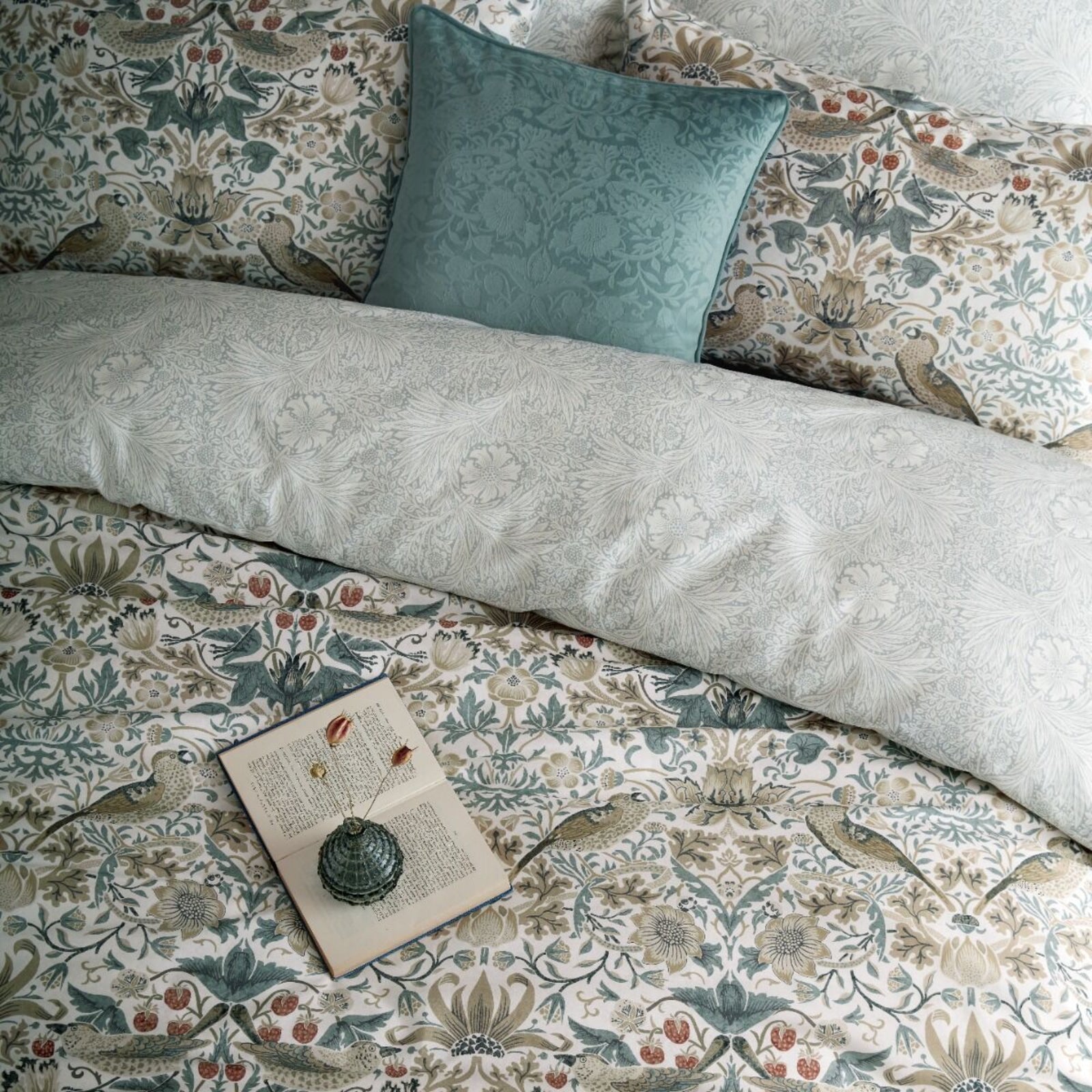 William Morris At Home Strawberry Thief Duvet Cover Set - Strawberry Thief Duvet Set Super King - Super King Sterling Home 3